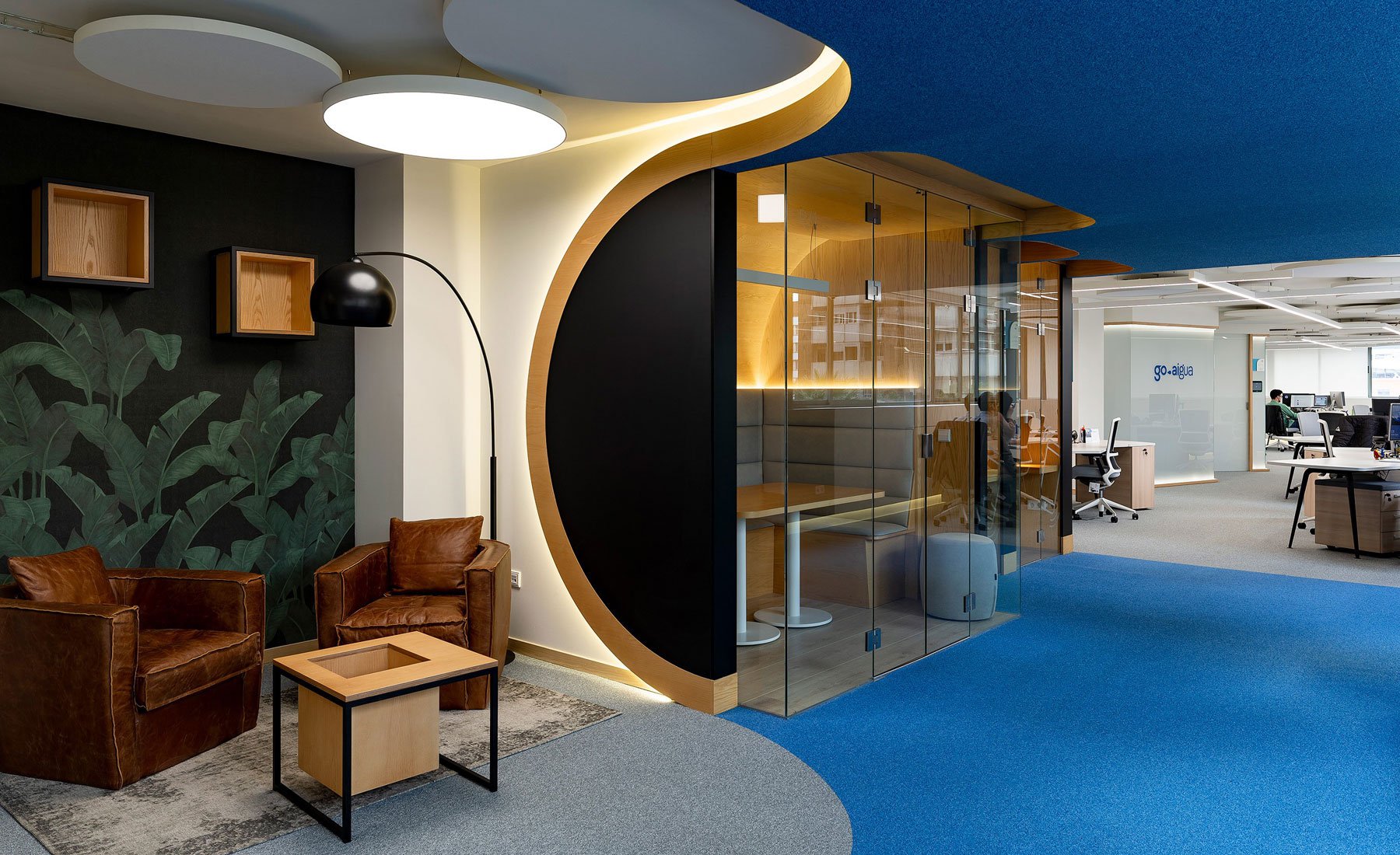Bureau moderne avec une prédominance de formes arrondies