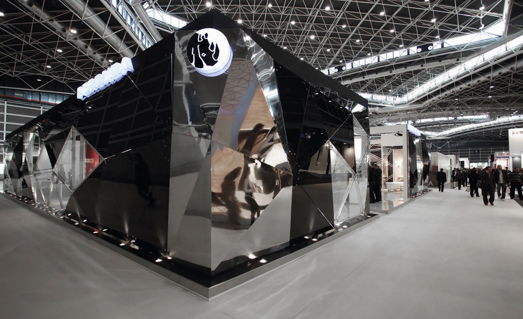 Un salon à l'allure futuriste avec des tables et des canapés